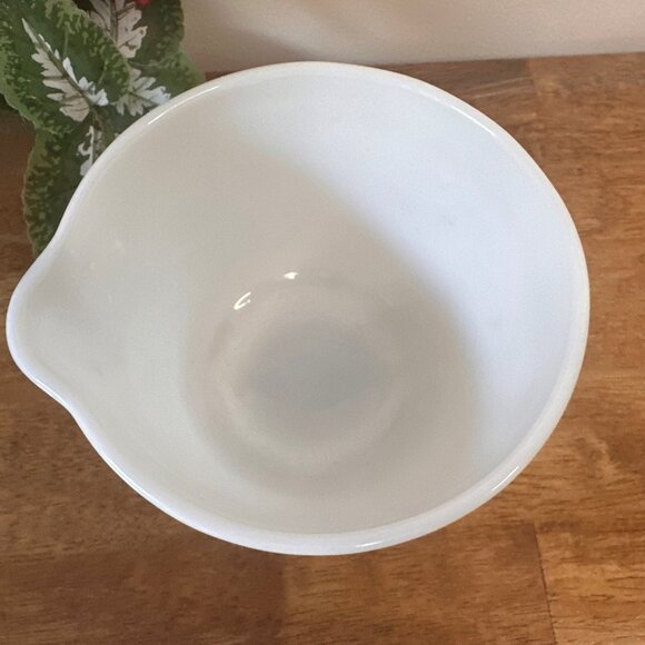 Vintage Pyrex Hamilton Beach Mixing Bowl White Milk Glass Racine Wisconsin 32 oz - Picture 4 of 6